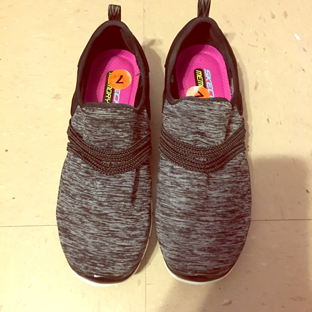 Sketchers walk sneaks